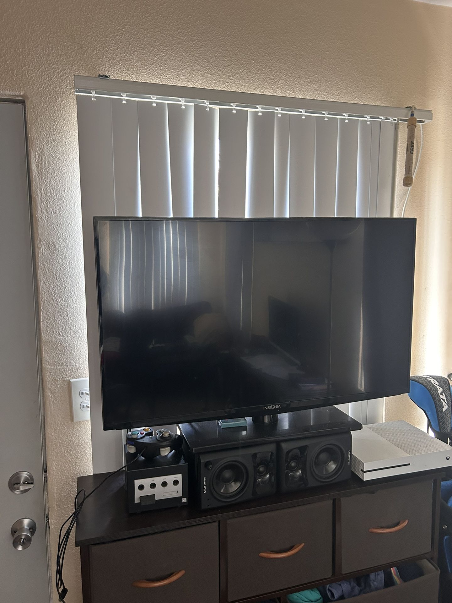 32’ Insignia TV