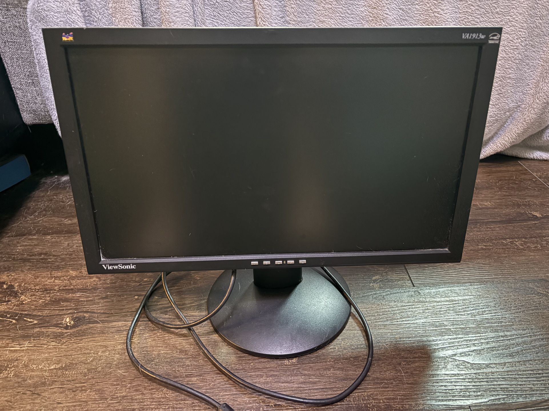 Free: small 19 inch Viewsonic monitor - VA1913W