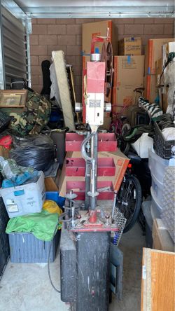 Máquina para clavar tacones de bota para reparar botas