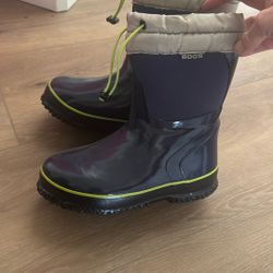 Bogs Boys Size 2 Snow Boots