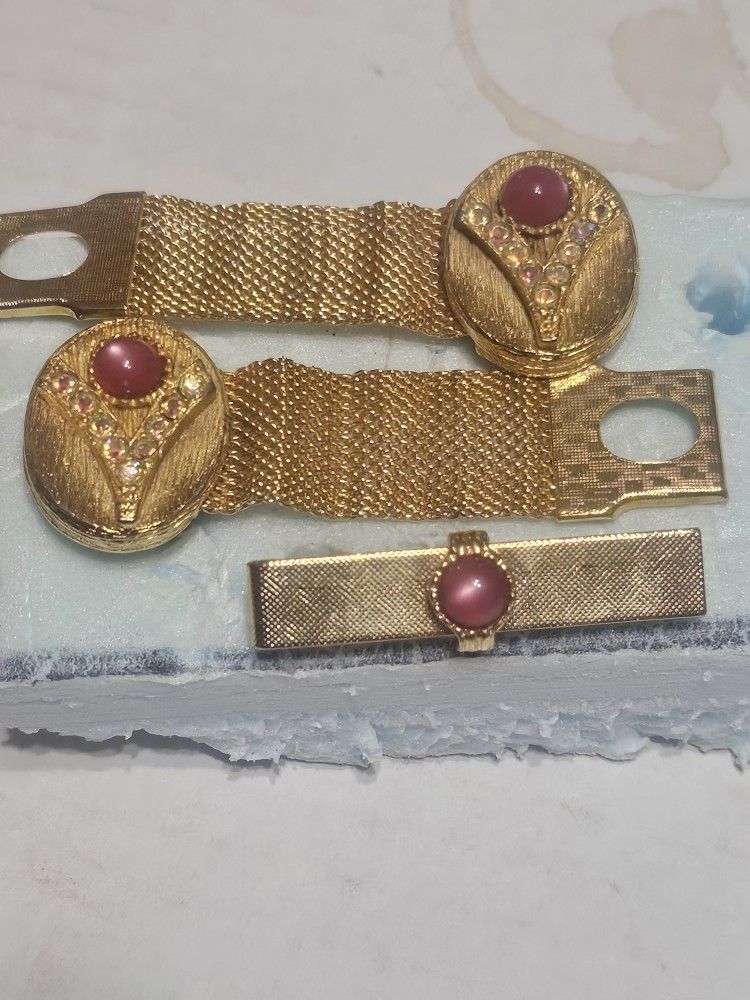 Vintage Goldtone Mesh Cufflinks And Tie Clip Featuring A Red Cabochon Stone