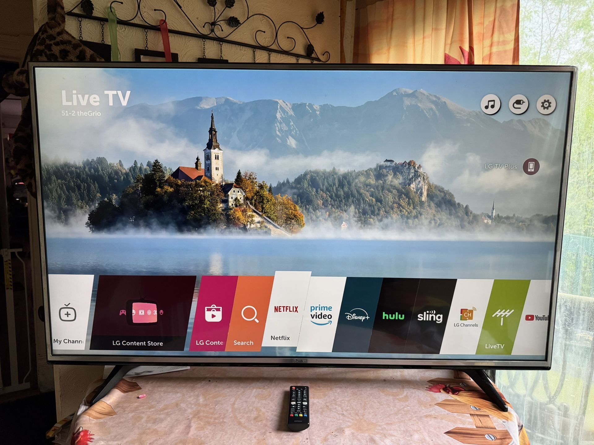 Lg 55"Led Smart 4K tv with remote amazing tv picture will blow you away