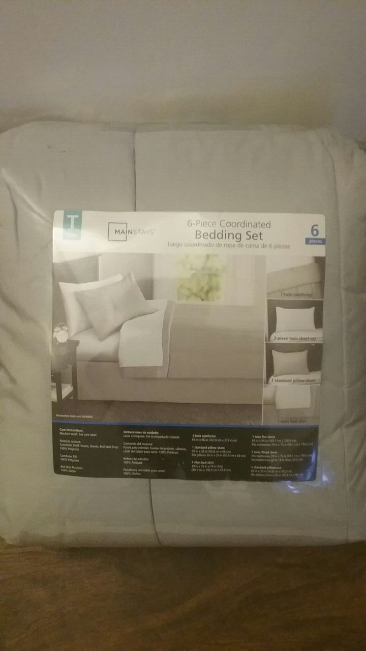 New bedding set twin...Never opened