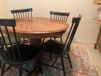 Dining table with 5 chairs and rug included