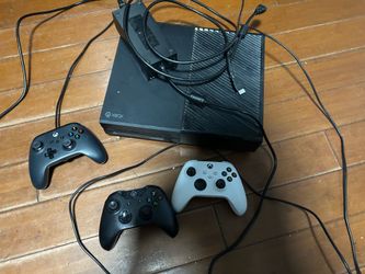 Xbox One + 3 controllers