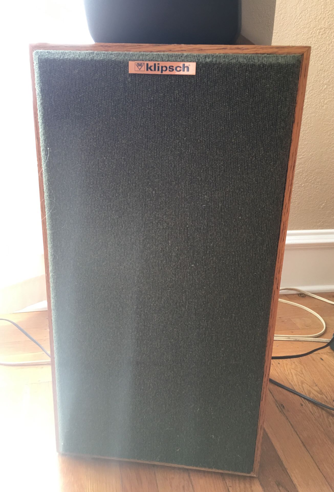 Vintage pair of Klipsch kg3 speakers . Perfect condition