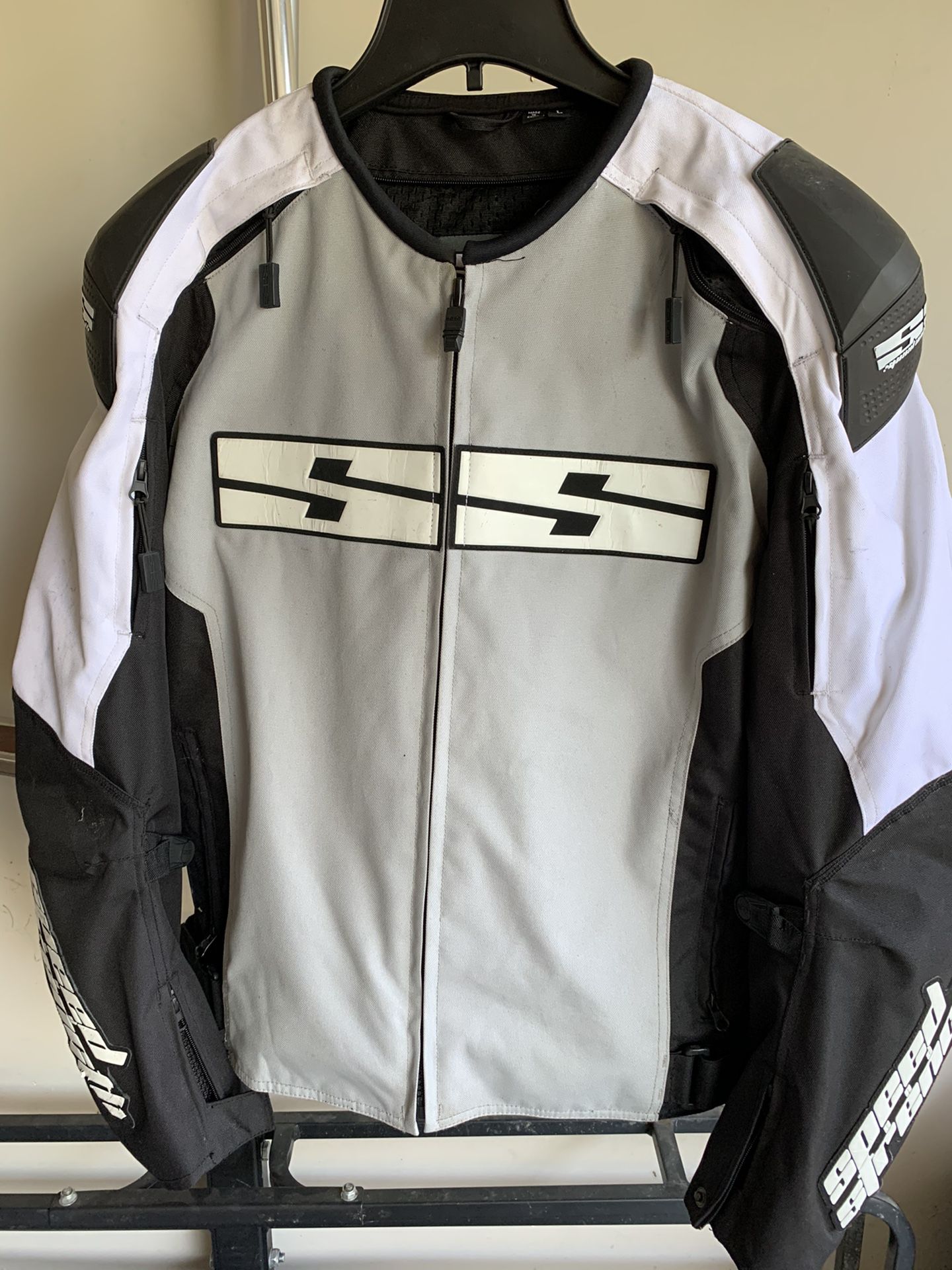 Speed and Strength light weight motorcycle jacket. Dingy but no rips or tears or road rash.