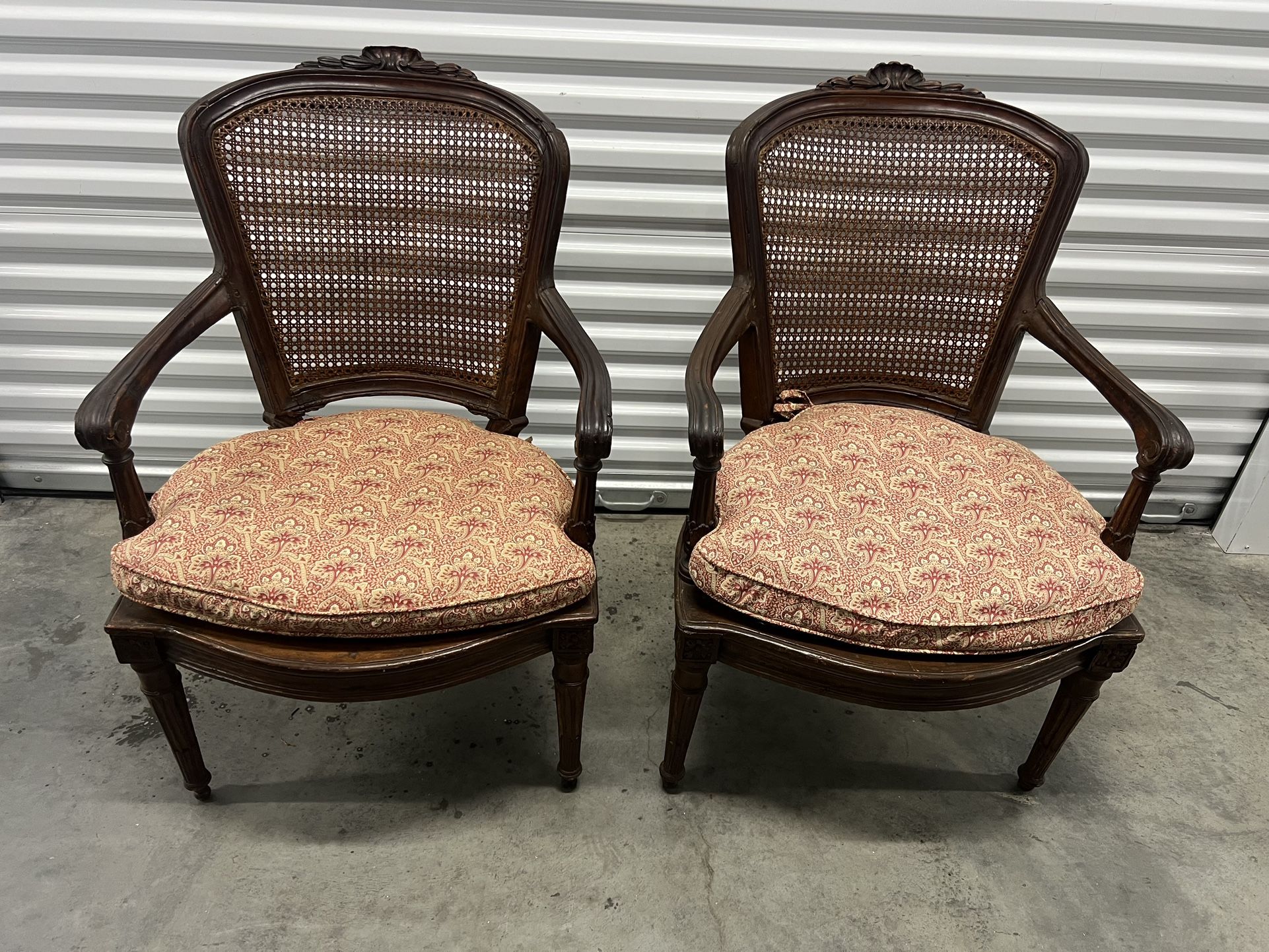 ANTIQUE PAIR OF LOUIS XV STYLE ARM CHAIRS
