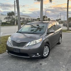 2013 Toyota Sienna XLE Clean Title