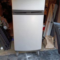 Garage Or Man's Cave Refrigerator Very Good Conditions Super Clean