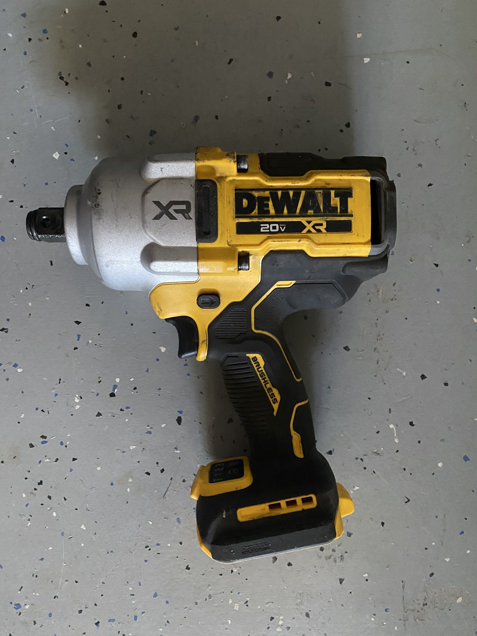 Dewalt 20V Brushless Cordless 3/4 in. High Torque Impact Wrench Kit with Hog Ring Anvil (Tool Only) – DCF964
