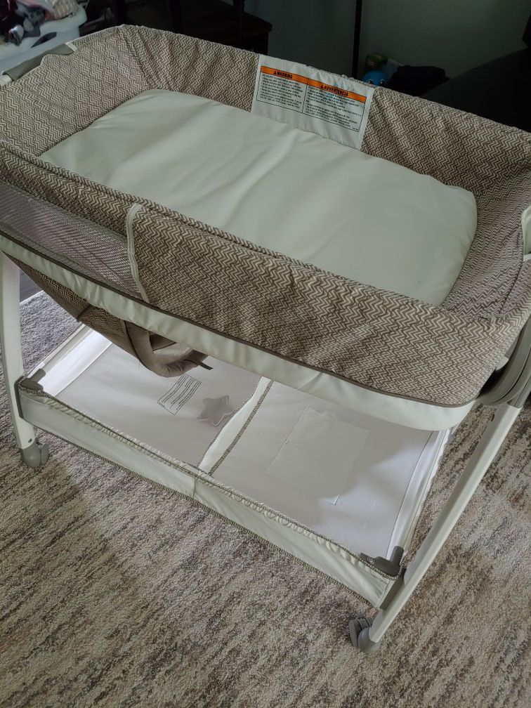 Bassinet/changing table