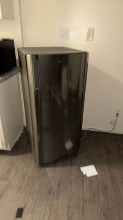 Medium size LG fridge