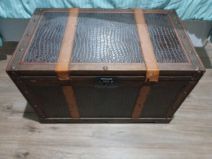 Wooden Chess (w/ Alllegator Faux Leather Top)