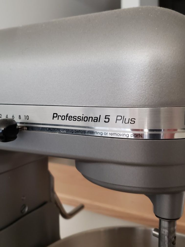 Like New – KitchenAid – Pro5 Plus 5 Quart Bowl-Lift Stand Mixer in Silver.