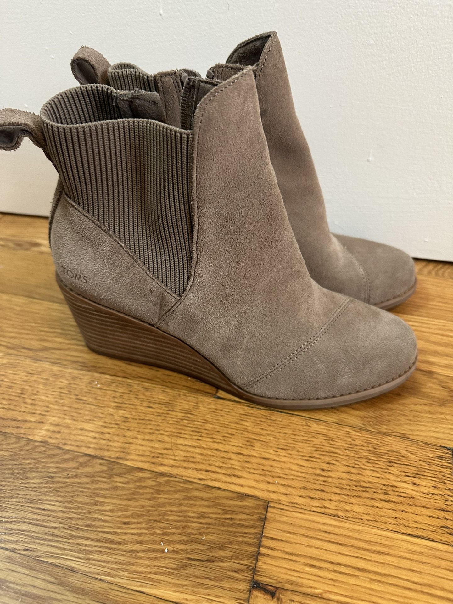 Tom’s Women Wedge Boot Size 6