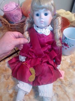Porcelain musical doll classic edition
