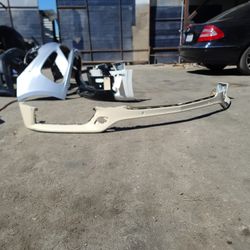 15.16.19 Bentley Bentayga Front Bumper Cover OEM Used Conditions Small Missing Parts On The Corner $600