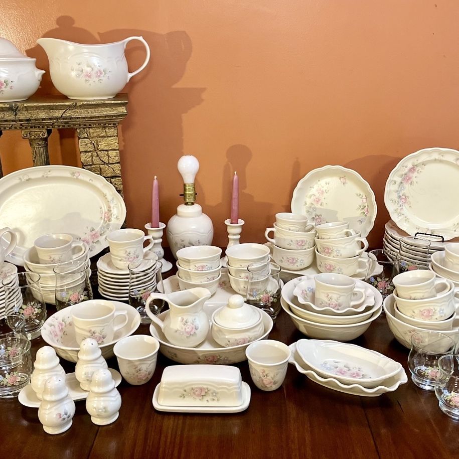 Vintage Pfaltzgraff Tea Rose Dish Set READ DESCRIPTION for Sale in Fairless Hills PA OfferUp