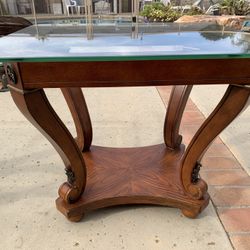 Table:  End or Side Table.      Chino, Ca