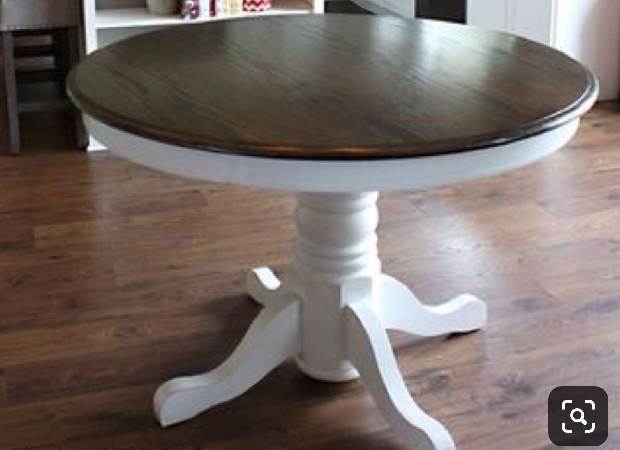 Beautiful 42” round solid wood dining/kitchen table !