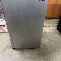 Magic Chef Silver Mini Fridge Refrigerator HMBR350SE1 1.5A 115V