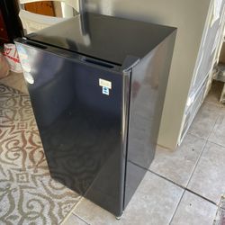 Mini Fridge. Sale! (Avanti)4.4 cu. ft. – Black 