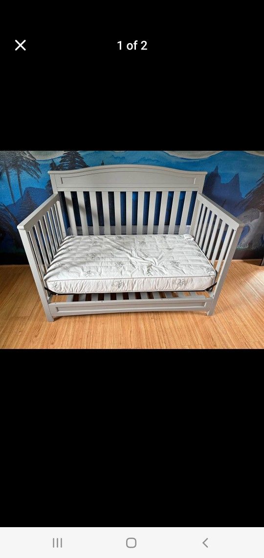 Crib / Toddler Bed