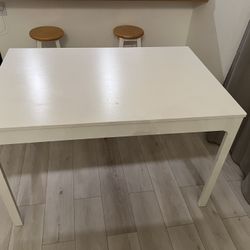 Extendable Table With Leaf Storage