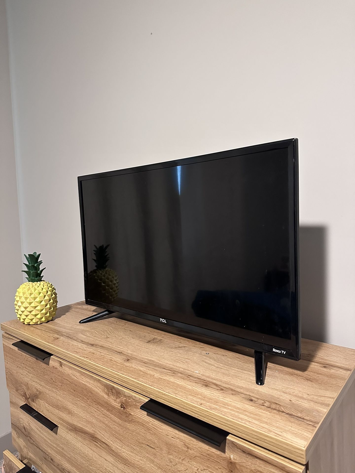 28” TLC Roku TV