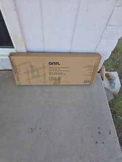 Full motion universal wall mount