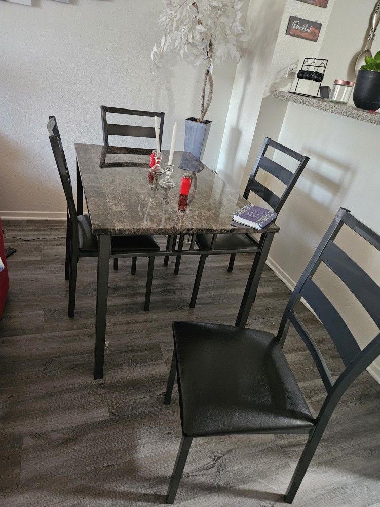 Table & Chairs 