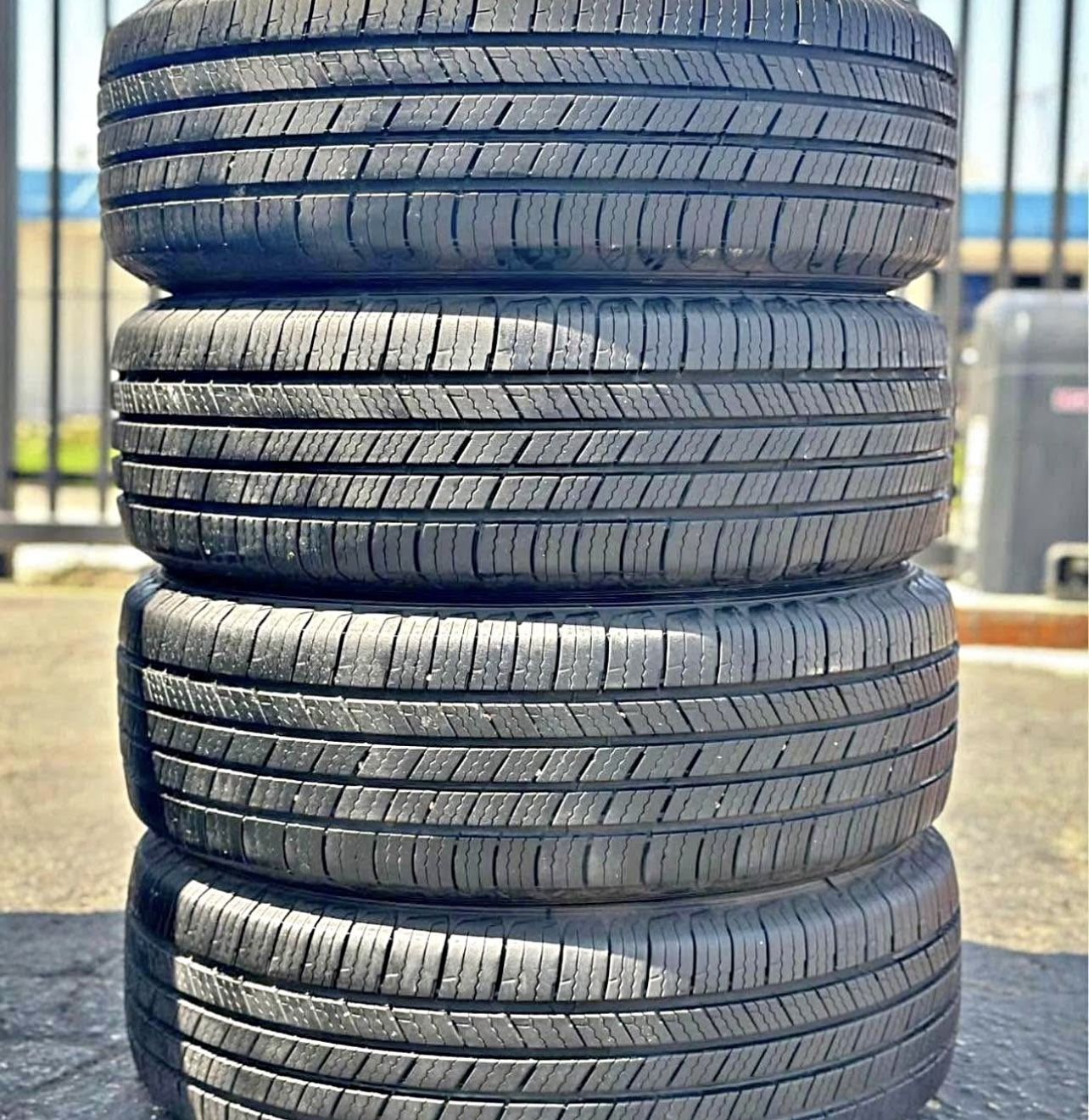 225/65/17 Michelin vendo un set de llantas usadas excelente condiciones de vida las 4 ✅🤩I am selling a set of used tires, all 4 in excellent living c