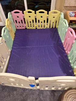 Gymnastic mat with baby pen