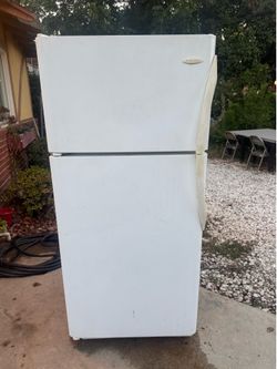 Frigidaire fridge / Refridgerator with freezer top