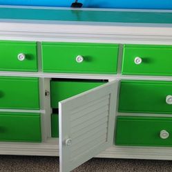 Bedroom Dresser and Two Nightstands 