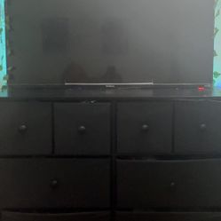 Westingouse Roku Tv And Dresser 