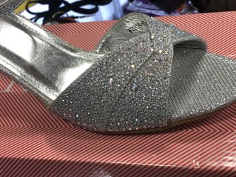Ladies shoe siz available