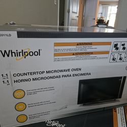 Whirlpool 1.1-cu ft Medium 900 -Watt Sensor Cooking Controls Countertop Microwave 