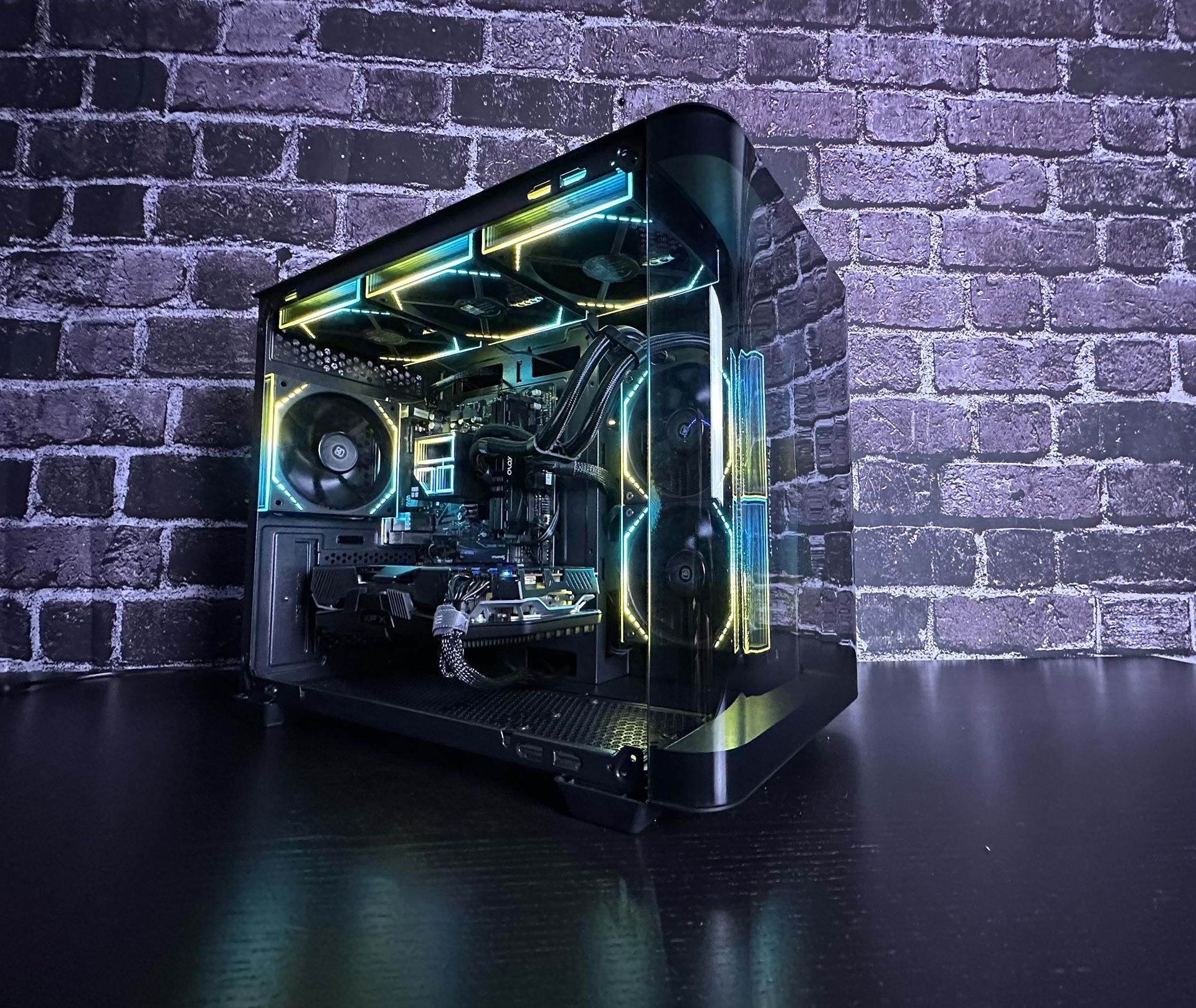 Gaming PC / Ryzen 5 3600 / RX 5700XT 8GB / RAM 32GB / SSD 1TB / Liquid Cooling