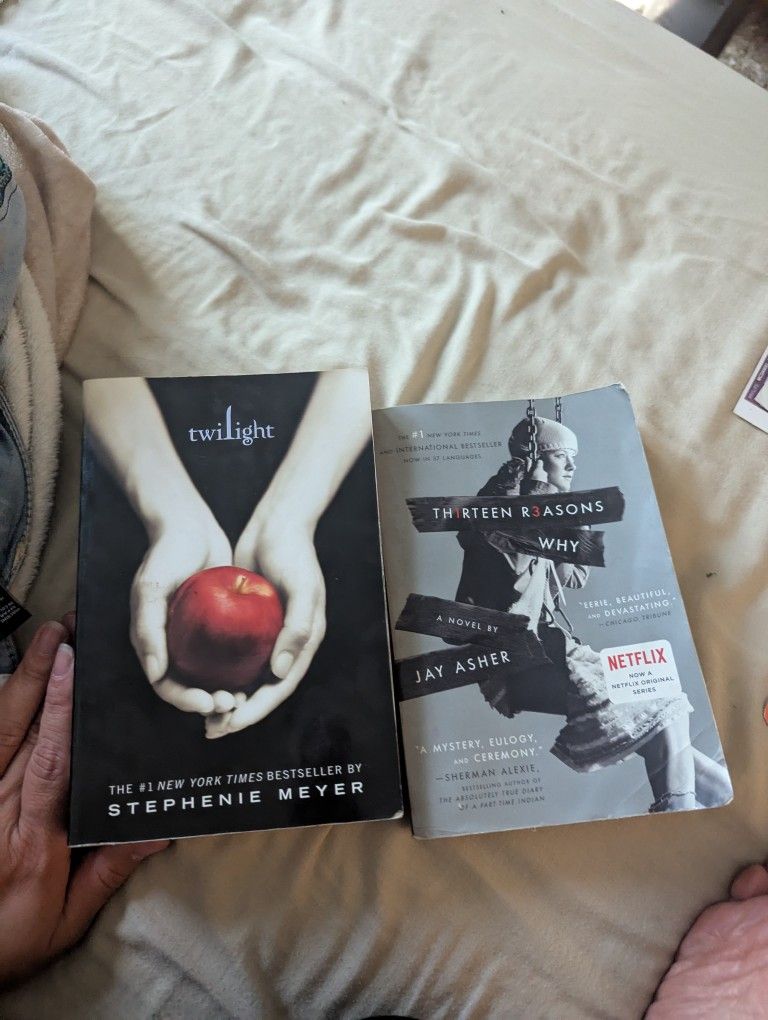 Twilight & 13 Reasons Why Paperbacks