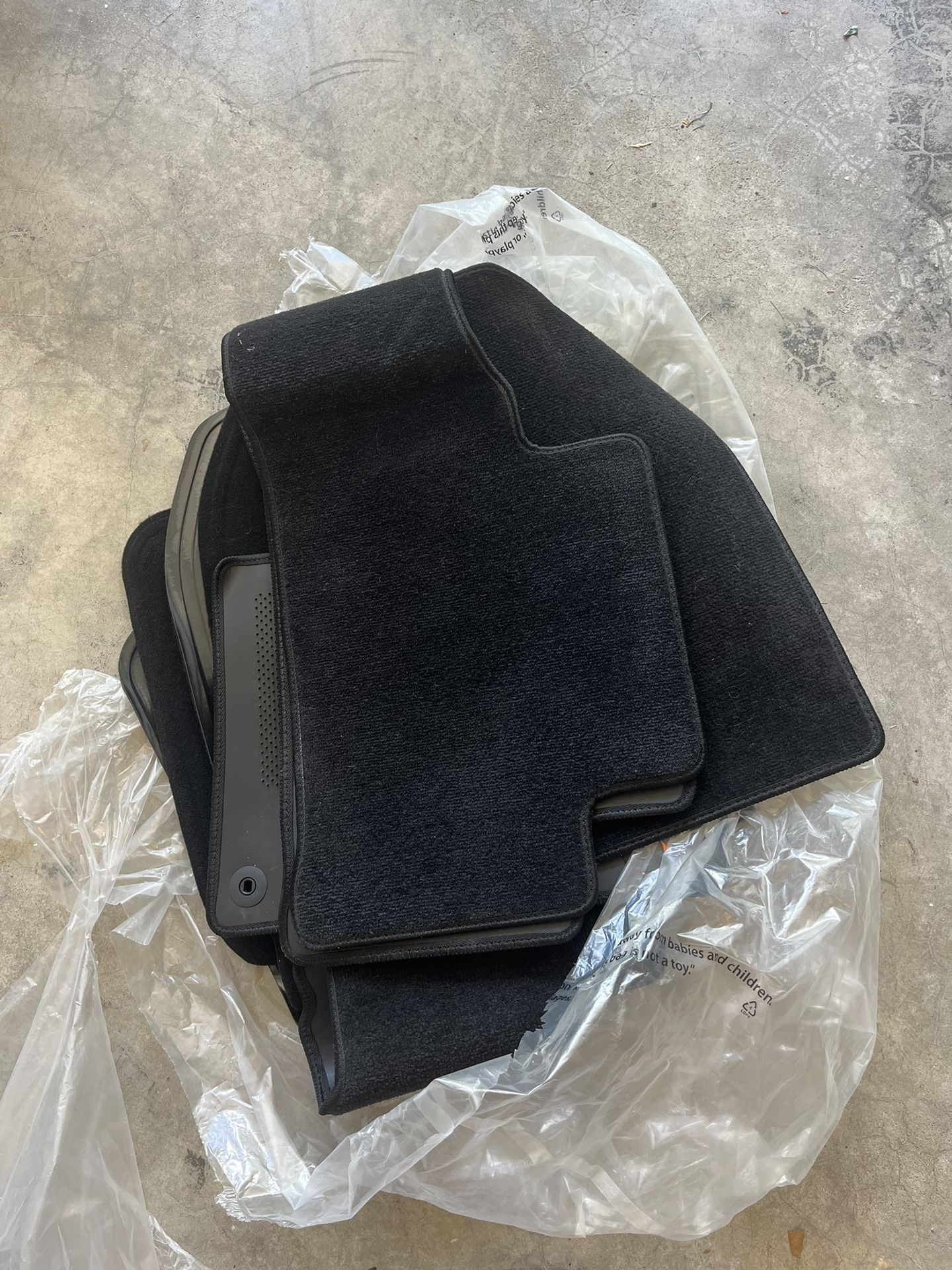 Brand New Set Of Kia Sorento SUV Black Floor Mats