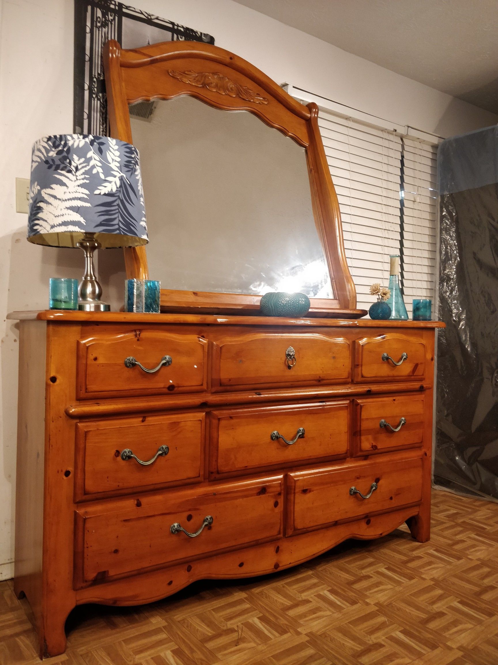 Solid wood big dresser with 8 drawers and big mirror in very good condition all drawers working well, dovetail drawers. L66"*W19"*H37"