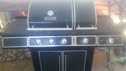 Beautiful big BBQ 4 burner with radiant cooking burner and side burner who's well in great shape ready to barbecue $125 new$499