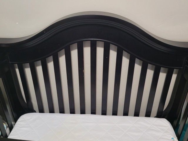 Baby Appleseed Crib With Mattress And Bedding. Price Is Negotiable. 