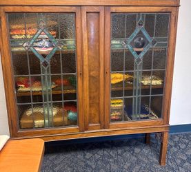 early-to-mid 20th-century antique/vintage display cabinet or bookcase featuring leaded art glass doors in an Arts and Crafts / Edwardian Revival style