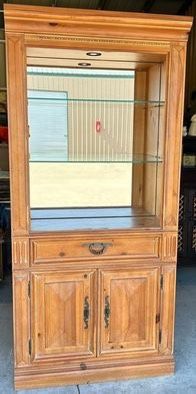 Thomasville Santiago Collection Mirrored Back Lighted Curio Bookshelf