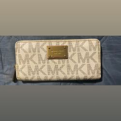 Michael Kors Zipper leather wallet for women with logo print. 
