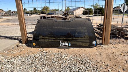 Free - Suburban, Tahoe, Yukon rear glass
