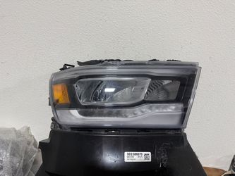 DODGE RAM RIGHT HEADLIGHT 2022